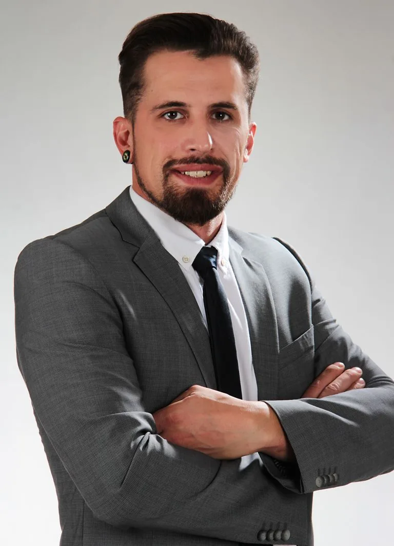 Christopher Hanser, Portraitfoto im Anzug, Inhaber HanserTech
